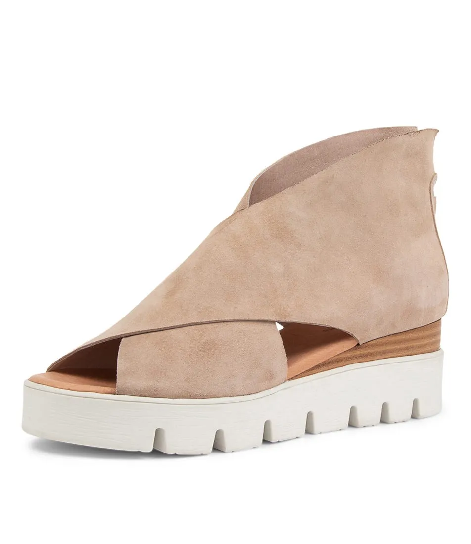 DJANGO & JULIETTE Rolandys Latte Suede Sandals Ws