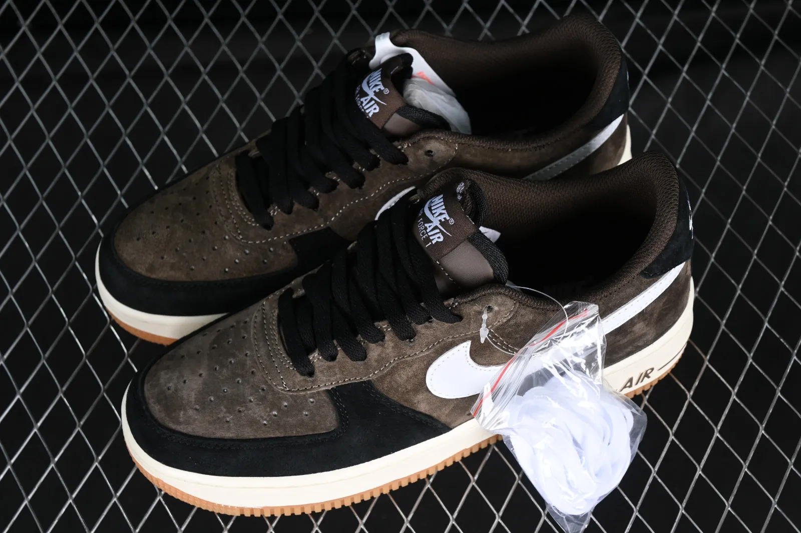 Nike Air Force 1 07 Low Dark Brown White Black AV0383-230