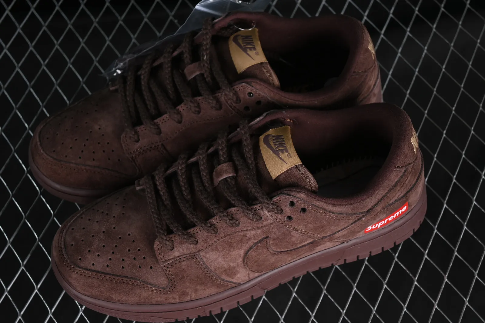 Supreme x Nike SB Dunk Low Dark Brown Red FC1688-120